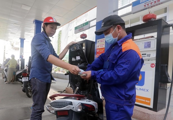 Một điểm bán xăng dầu trên địa bàn Hà Nội. Ảnh: TTXVN.